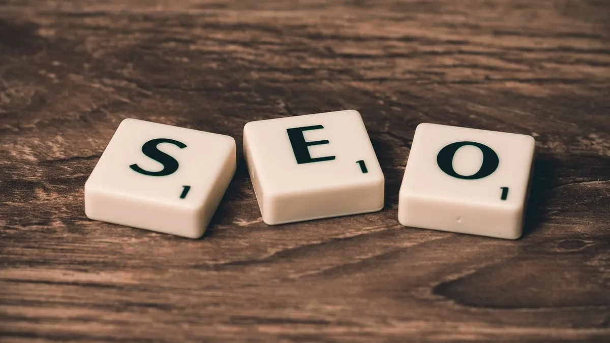 Sites satellites IA : stopper la cannibalisation SEO